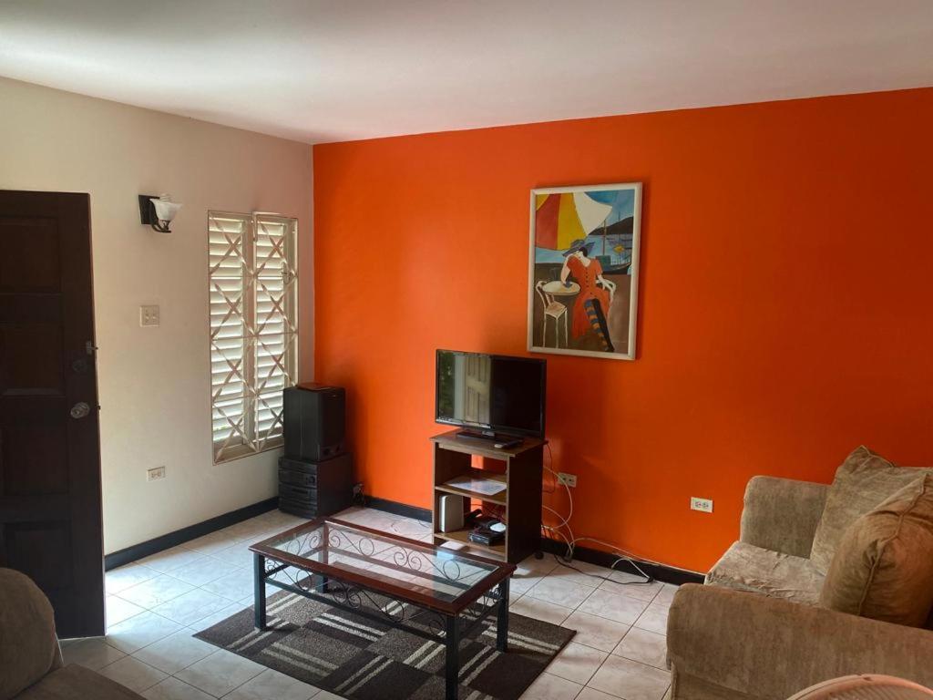 Finest Accommodation Renfrew Place 1 Bedroom Apt # 42 New Kgn 4--12 Renfrew Rd Kingston Exterior foto