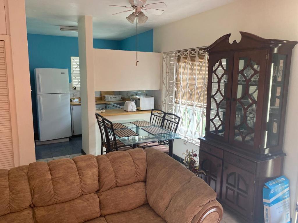 Finest Accommodation Renfrew Place 1 Bedroom Apt # 42 New Kgn 4--12 Renfrew Rd Kingston Exterior foto