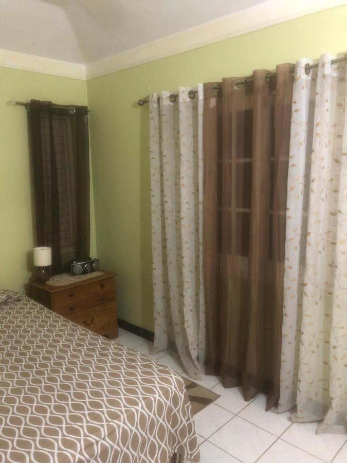 Finest Accommodation Renfrew Place 1 Bedroom Apt # 42 New Kgn 4--12 Renfrew Rd Kingston Exterior foto