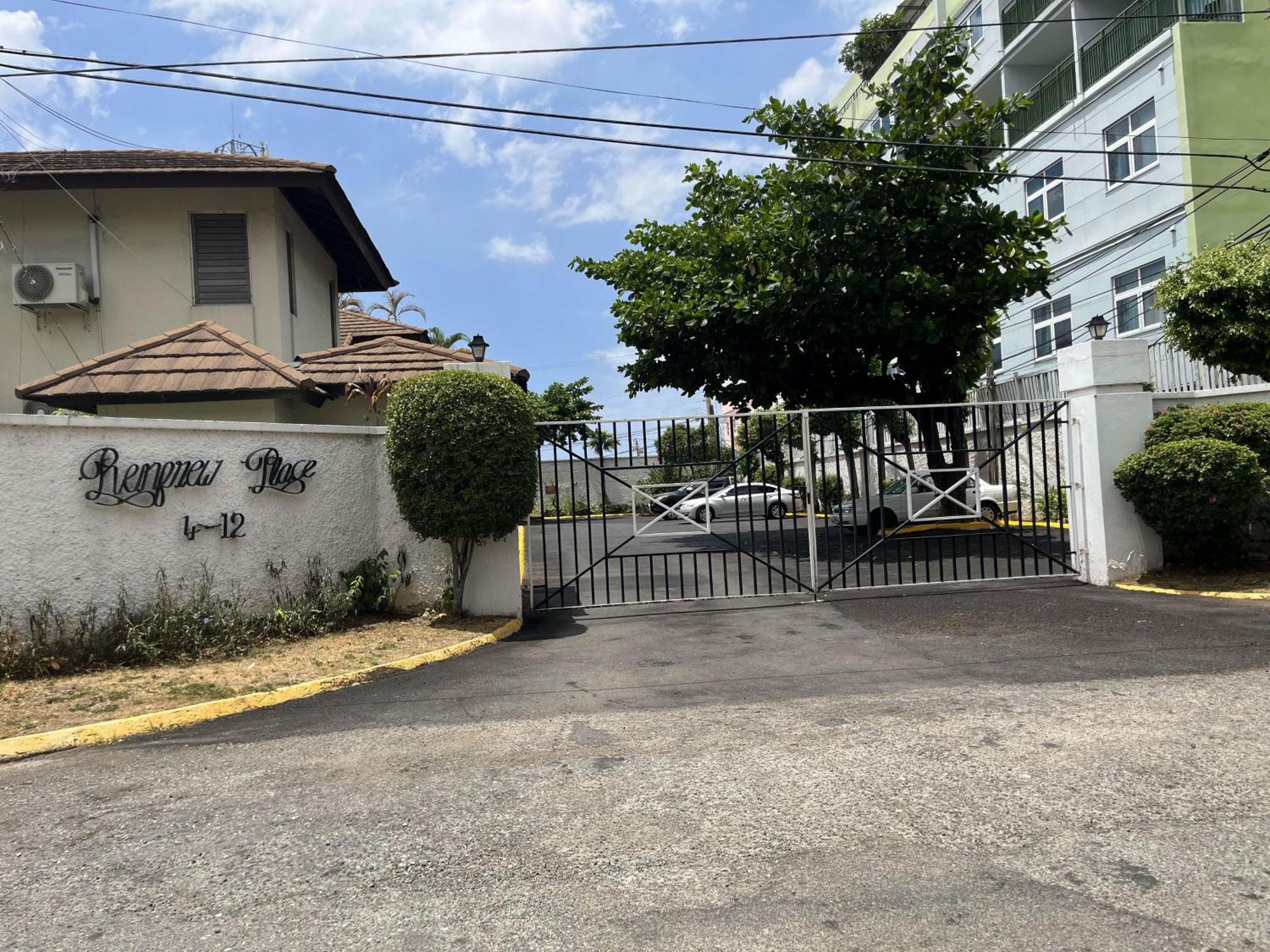 Finest Accommodation Renfrew Place 1 Bedroom Apt # 42 New Kgn 4--12 Renfrew Rd Kingston Exterior foto